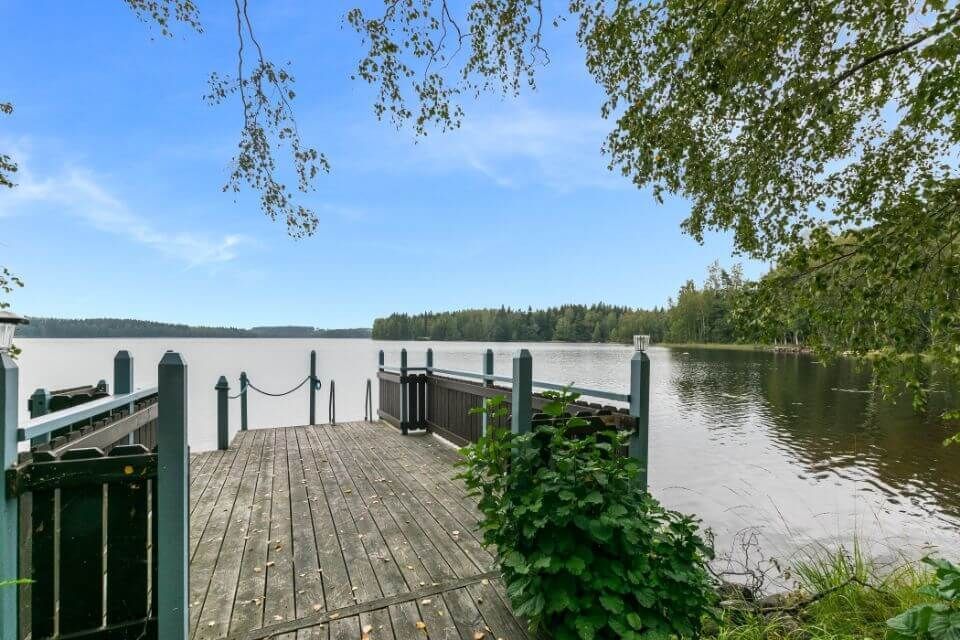 Laituri järven rannalla