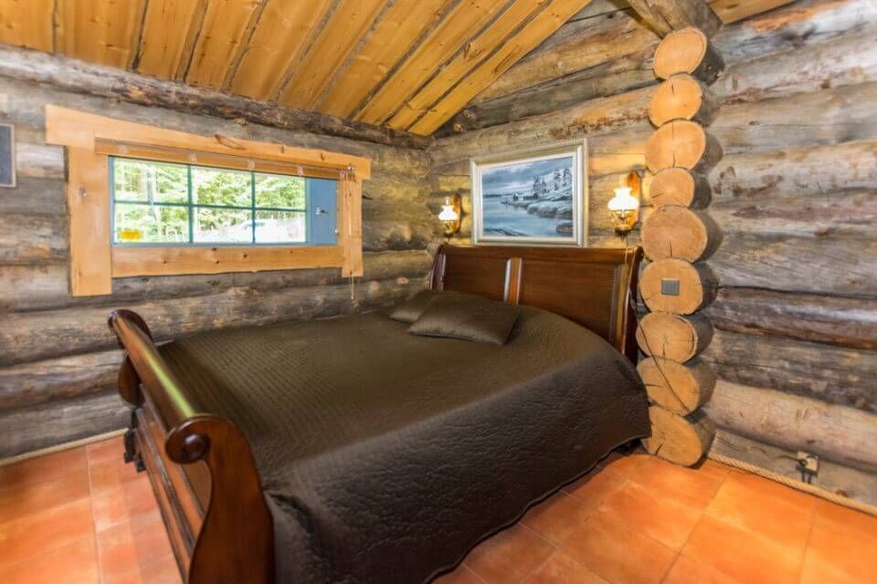 Vuokramökissä on parisänky