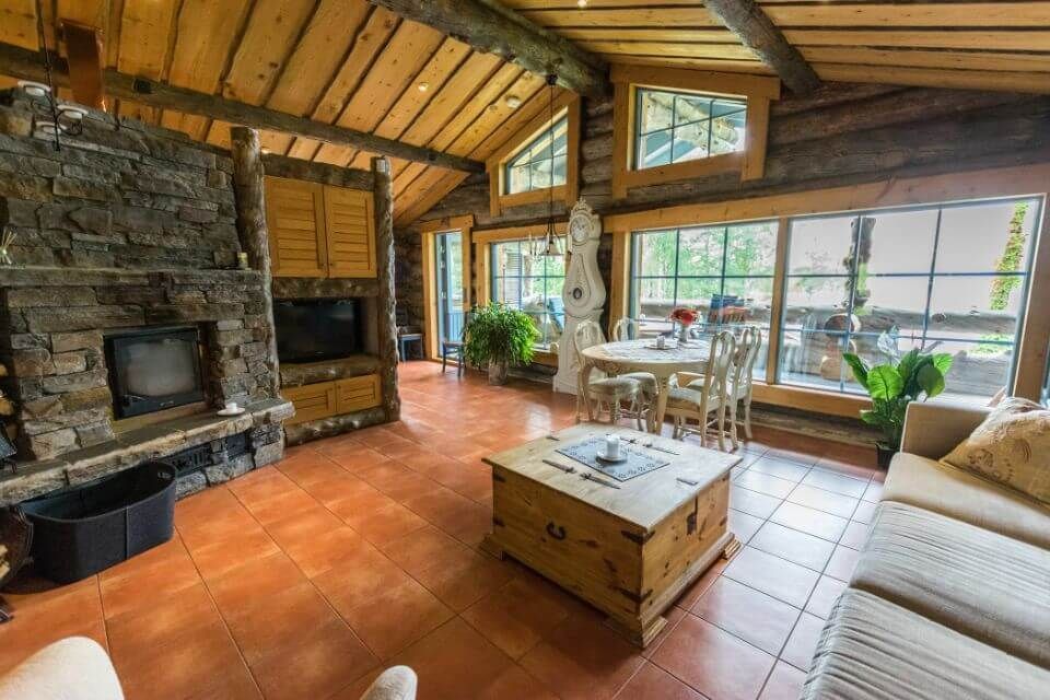 Viihtyisä hirsimökki vuokralla Karkkilassa