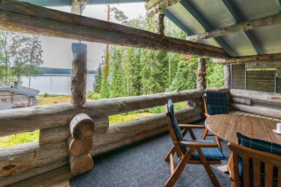 Vuokramökin viihtyisä terassi