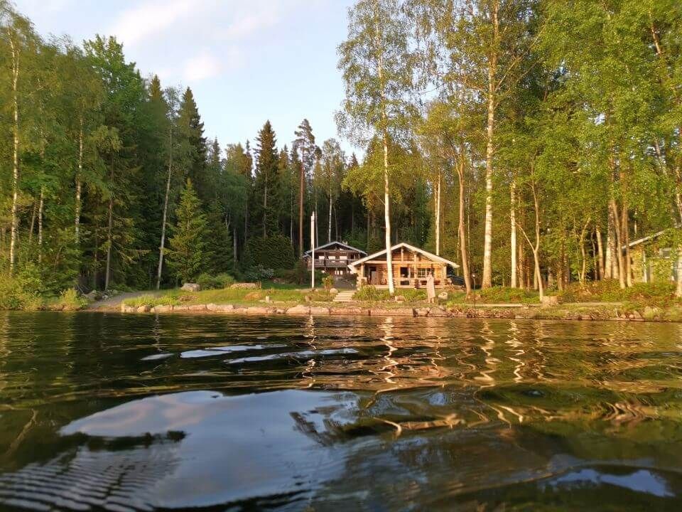 Vuokramökki Karkkilassa järven rannalla