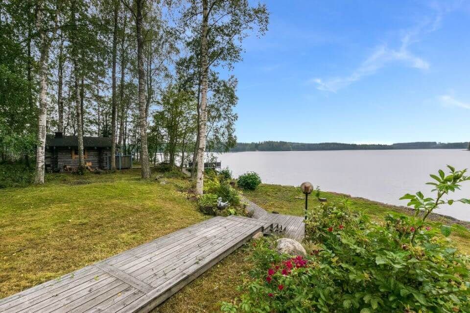 Mökin tontti järven rannalla