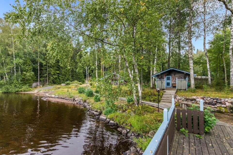 Vu0okramökkin järven rannalla