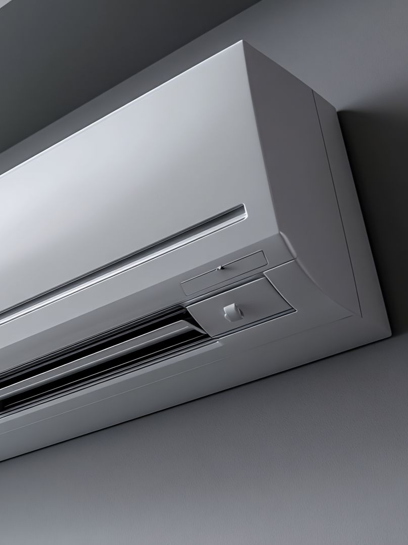 Unité de climatisation blanche fixée sur un mur gris.