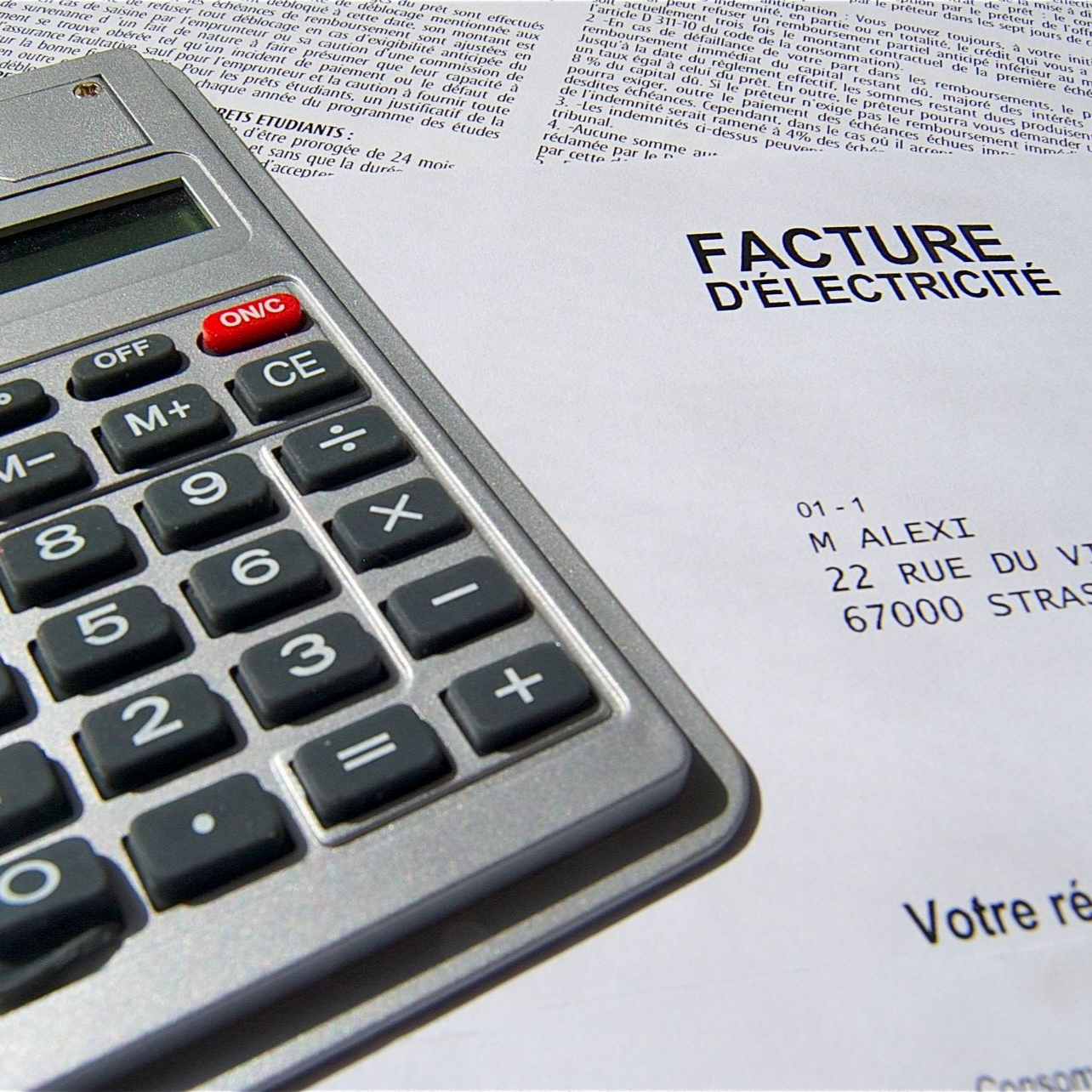 Calculatrice en haut d'une facture d'électricité française.