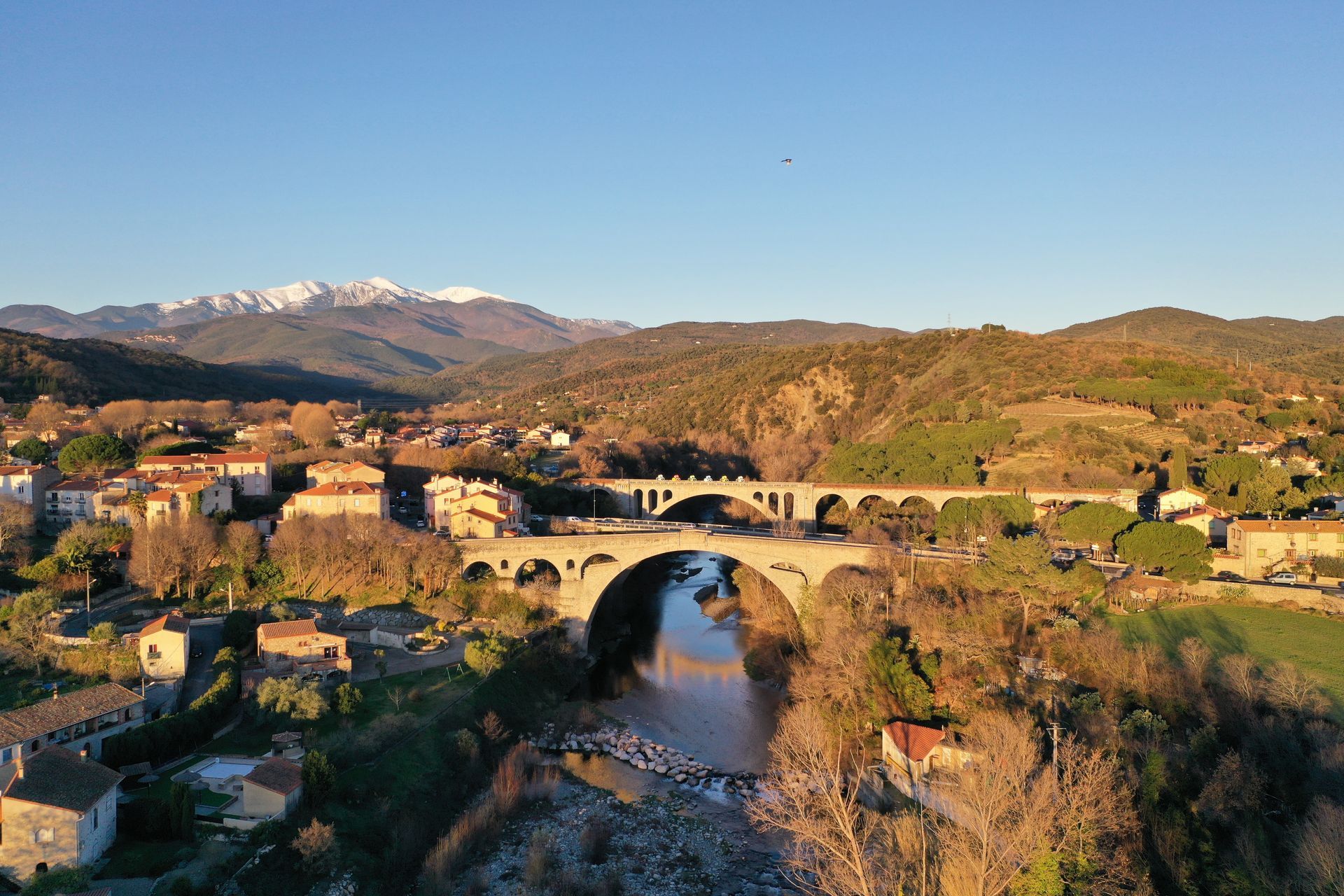 Vue aérienne du pont de la ville de Céret