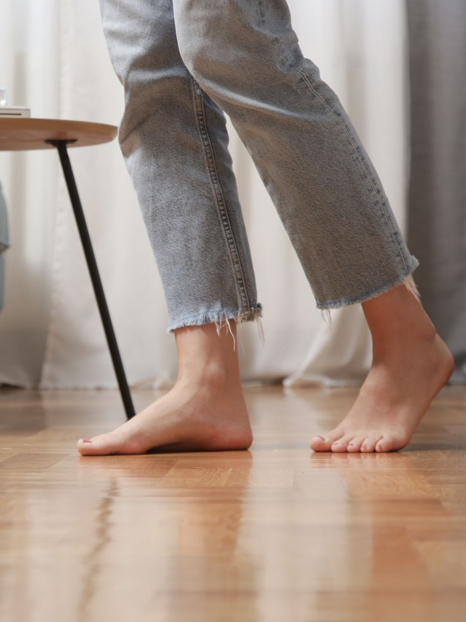 Gros plan de pieds nus qui marchent sur un plancher chauffant