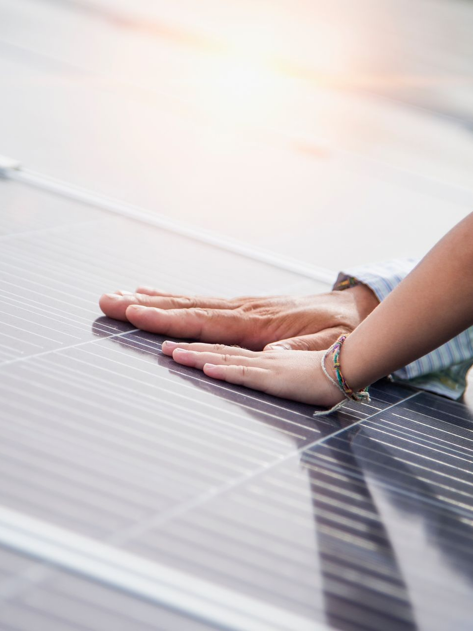 Panneau solaire manipulé. Lumière vive en arrière-plan.