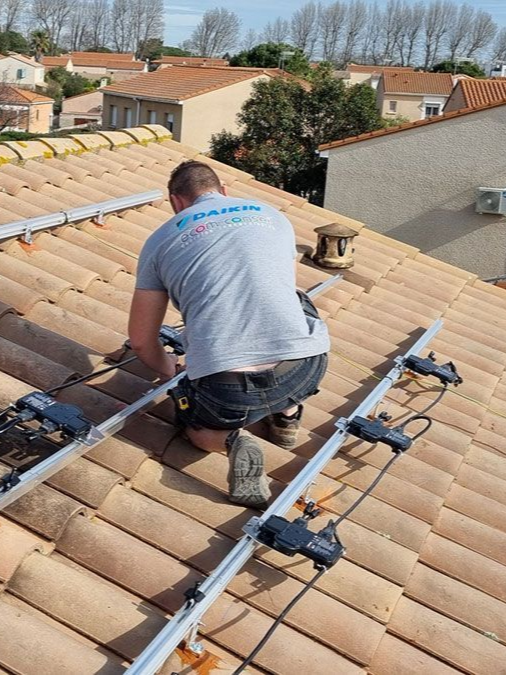 Technicien d'Ecom Conseil en train de poser des panneaux solaires