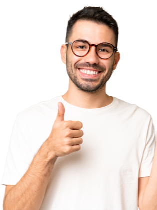 Un homme portant des lunettes et un t-shirt blanc fait un signe de pouce levé. Il sourit en regardant l'objectif.