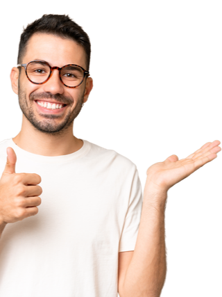 L'homme portant des lunettes lève le pouce et présente sa paume ouverte en souriant.