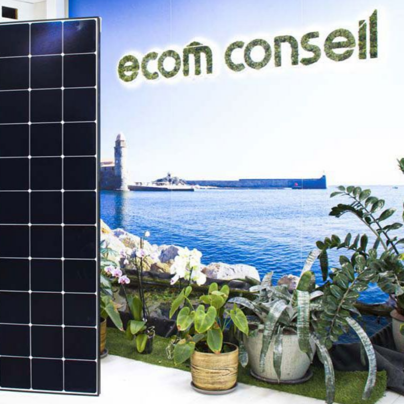 Panneau solaire présenté devant un décor portuaire avec le logo « ecom conseil », des plantes et de l'eau bleue.