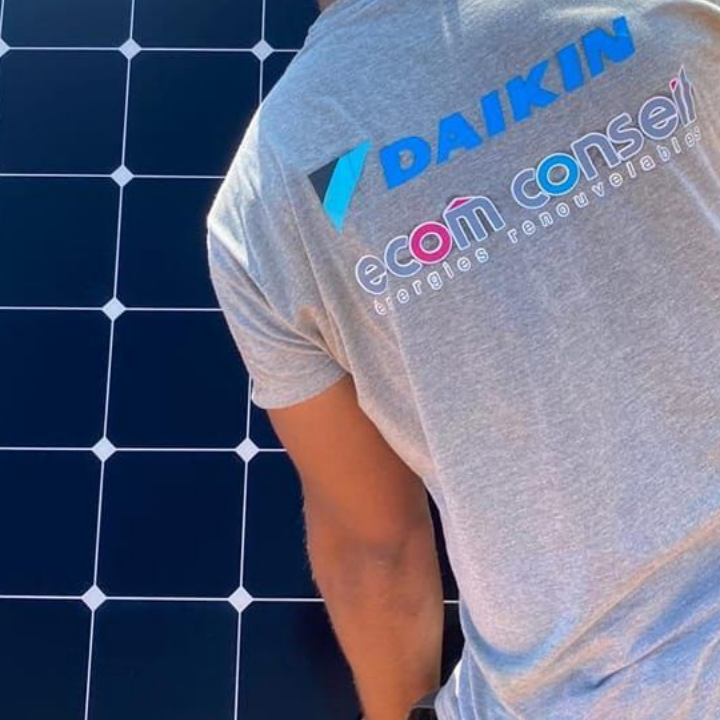 Personne portant un t-shirt Daikin qui pose un panneau solaire.