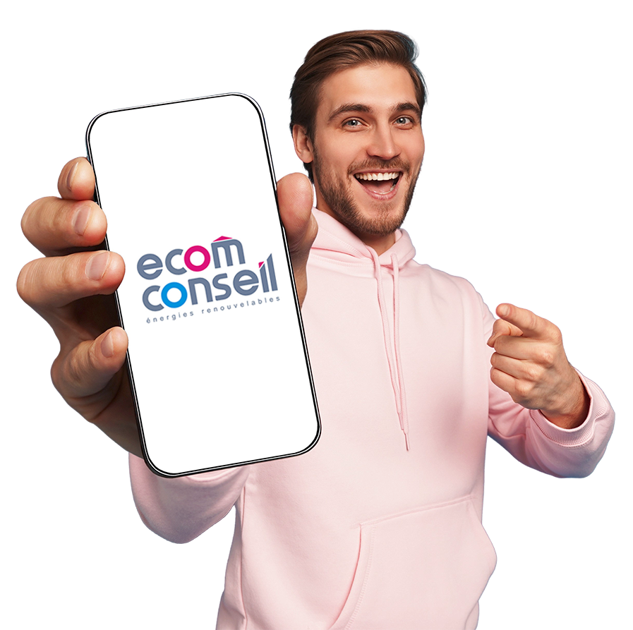 Un homme en sweat-shirt rose, tenant un téléphone avec le logo  Ecom Conseil, sourit et pointe du doigt.