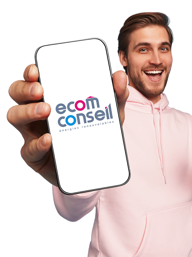 Un homme tenant un téléphone affichant le logo  Ecom Conseil , il sourit et porte un sweat à capuche rose.