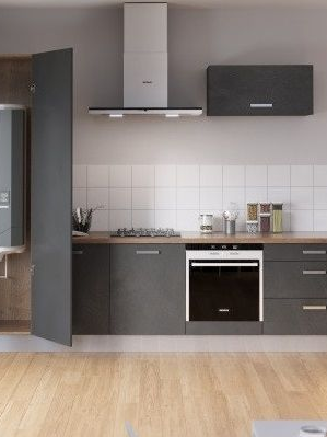 Cuisine moderne avec placards gris, four et hotte aspirante sur un fond de crédence en carrelage blanc.