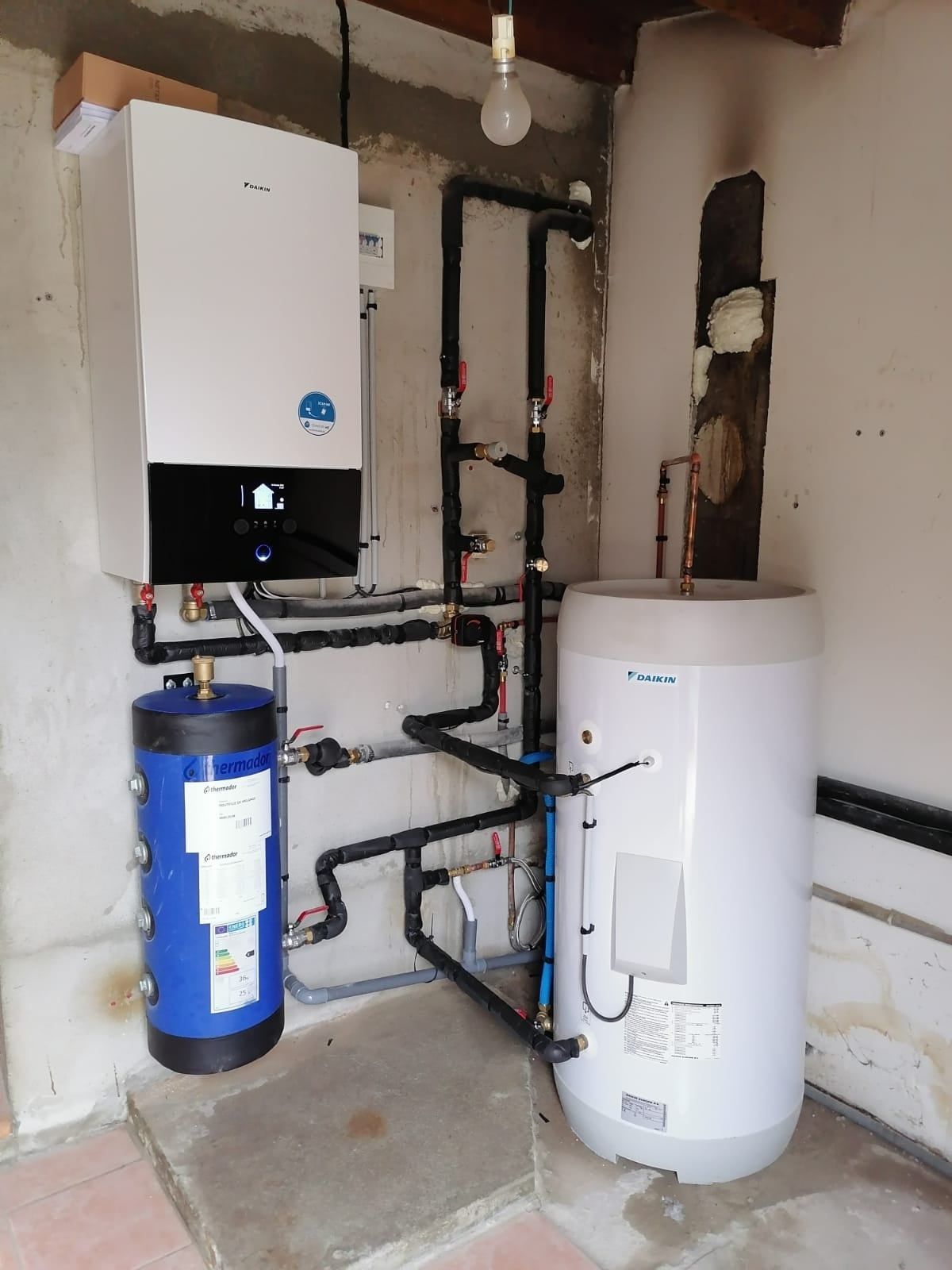 Un homme, allongé sur un canapé, utilise une télécommande pour contrôler un climatiseur mural dans un salon.