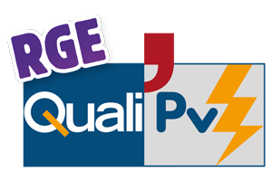 Logo de RGE QualiPV. Un logo violet, blanc et bleu à côté d'un logo rouge et bleu avec un éclair.