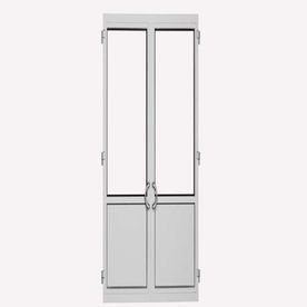 Una puerta blanca con dos ventanas sobre un fondo blanco.