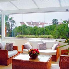 Una sala de estar con un sofá, sillas y una mesa de café.