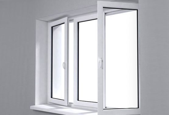 Una ventana blanca está abierta en una habitación con una pared gris.