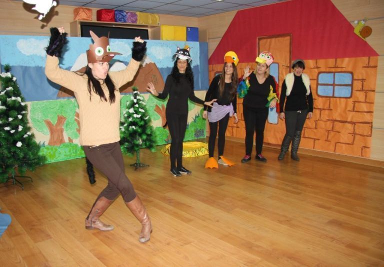 Una mujer disfrazada de caballo está bailando con un grupo de personas.