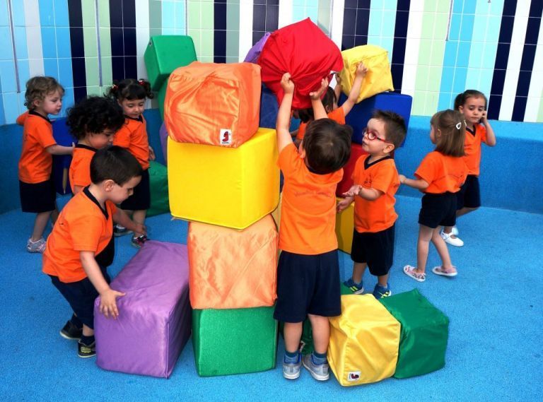 Un grupo de niños está jugando con bloques de colores.