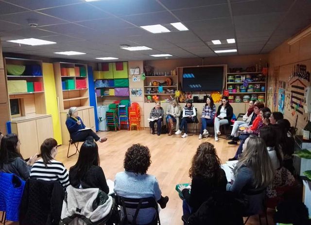 Un grupo de personas está sentado en círculo en una habitación.