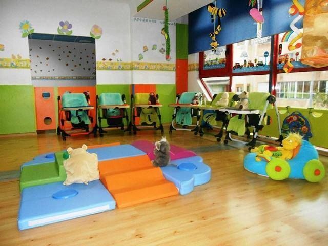 Una habitación con sillas altas y juguetes en el suelo.