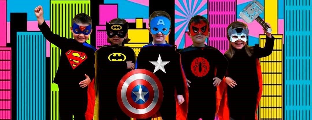 Un grupo de niños vestidos con disfraces de superhéroes posan para una fotografía.