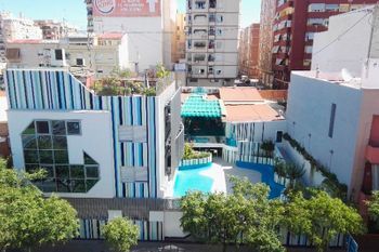 Una vista aérea de un edificio con una piscina en frente.