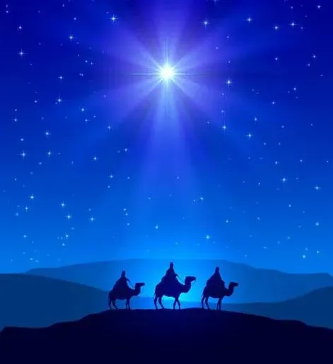 Tres reyes magos montan camellos bajo una estrella en el cielo.