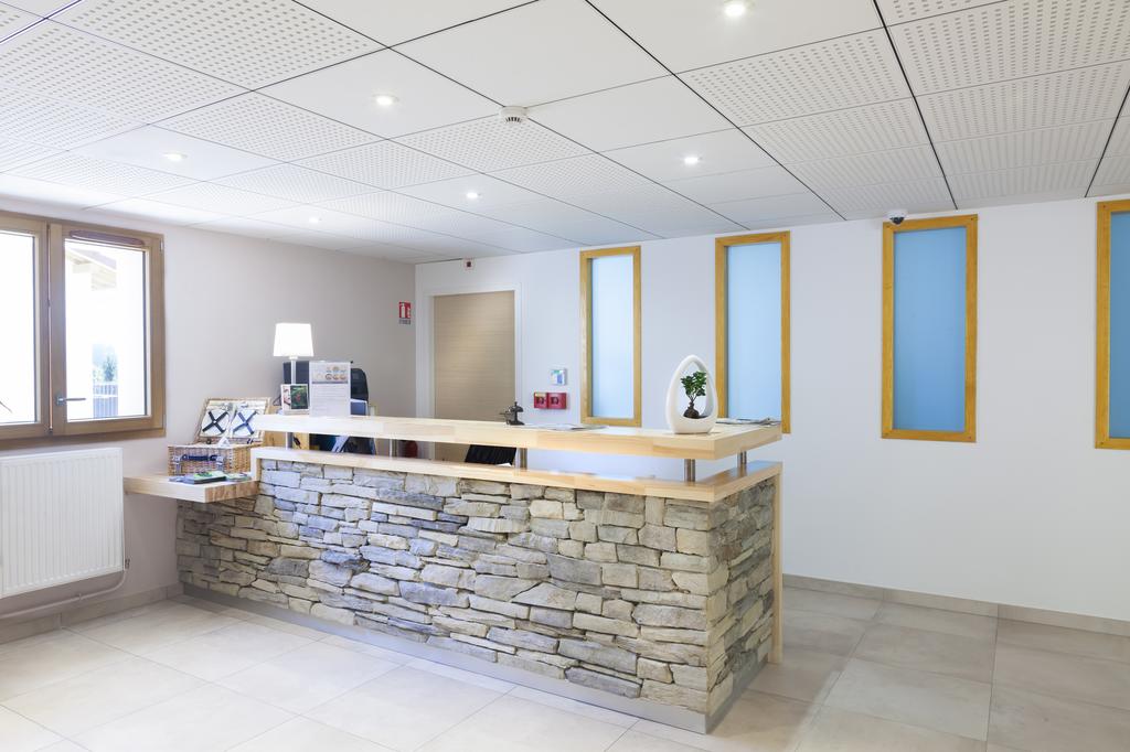 Pose de fenêtres en bois à l'accueil - Hôtel SPA Les Rives Sauvages Malbuisson