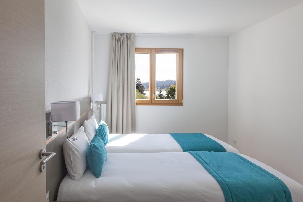 Pose de fenêtres en bois dans une chambre - Hôtel SPA Les Rives Sauvages Malbuisson