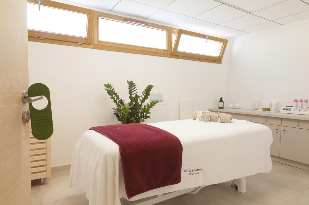 Pose de fenêtres en bois dans cabine - Hôtel SPA Les Rives Sauvages Malbuisson