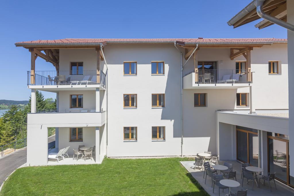 Pose de fenêtres en bois - Hôtel SPA Les Rives Sauvages Malbuisson