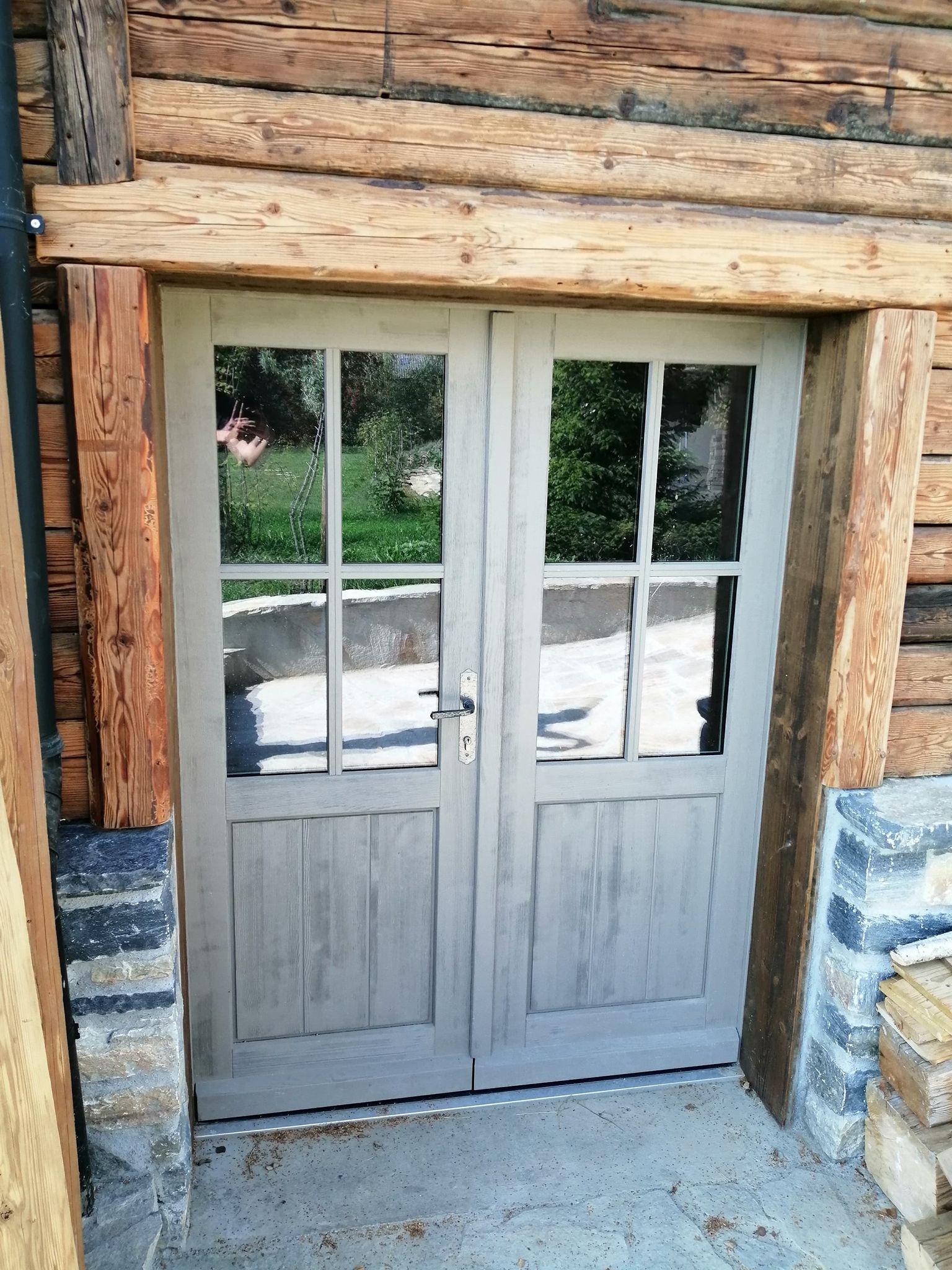 Installation de porte en bois