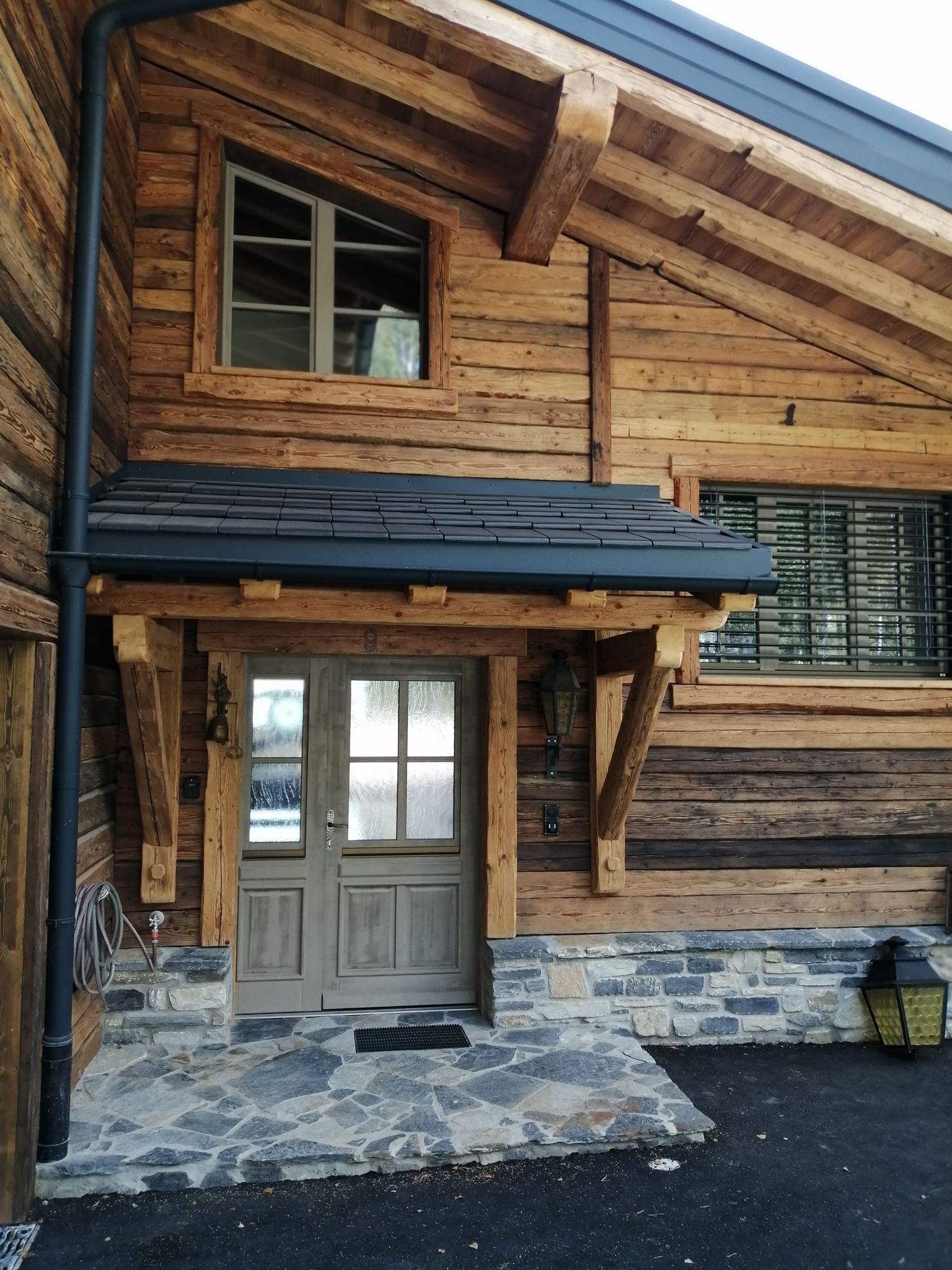 Pose de menuiseries extérieures en bois
