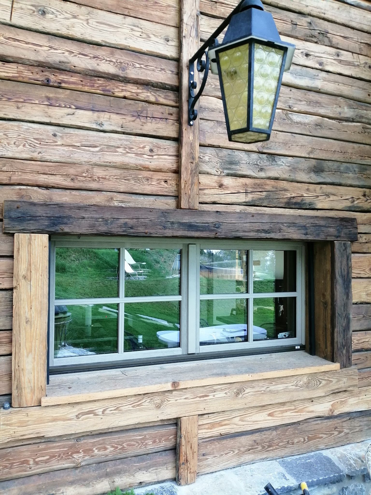 Installation de fenêtre en bois - vu de l'extérieur