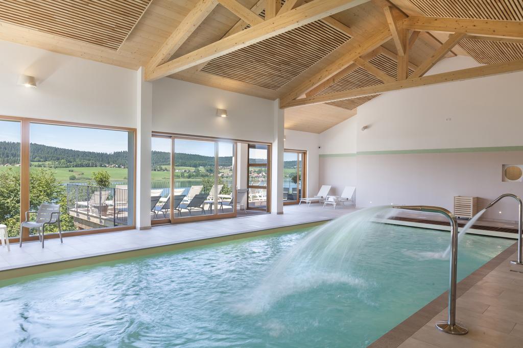 Pose de portes-fenêtres en bois espace détente - Hôtel SPA Les Rives Sauvages Malbuisson
