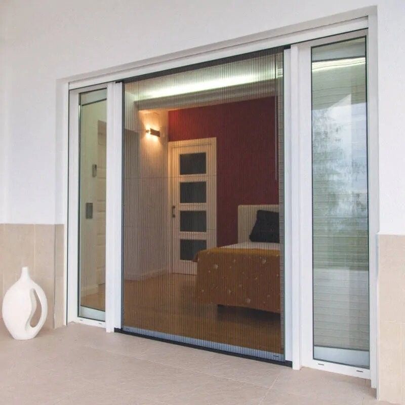 Puerta corrediza de vidrio blanca con mampara retráctil, abierta a un dormitorio.