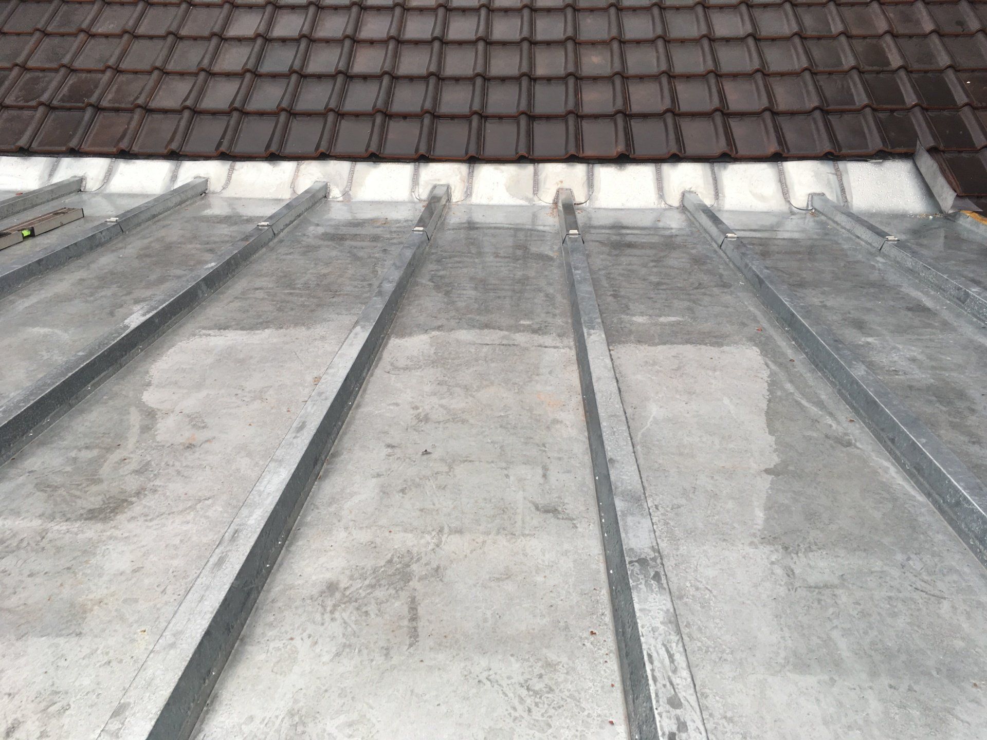 Terrasse zinc pose à tasseaux