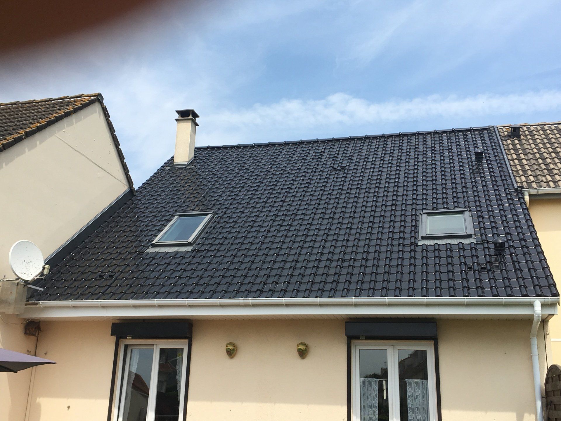 Toit en tuile noir brillant