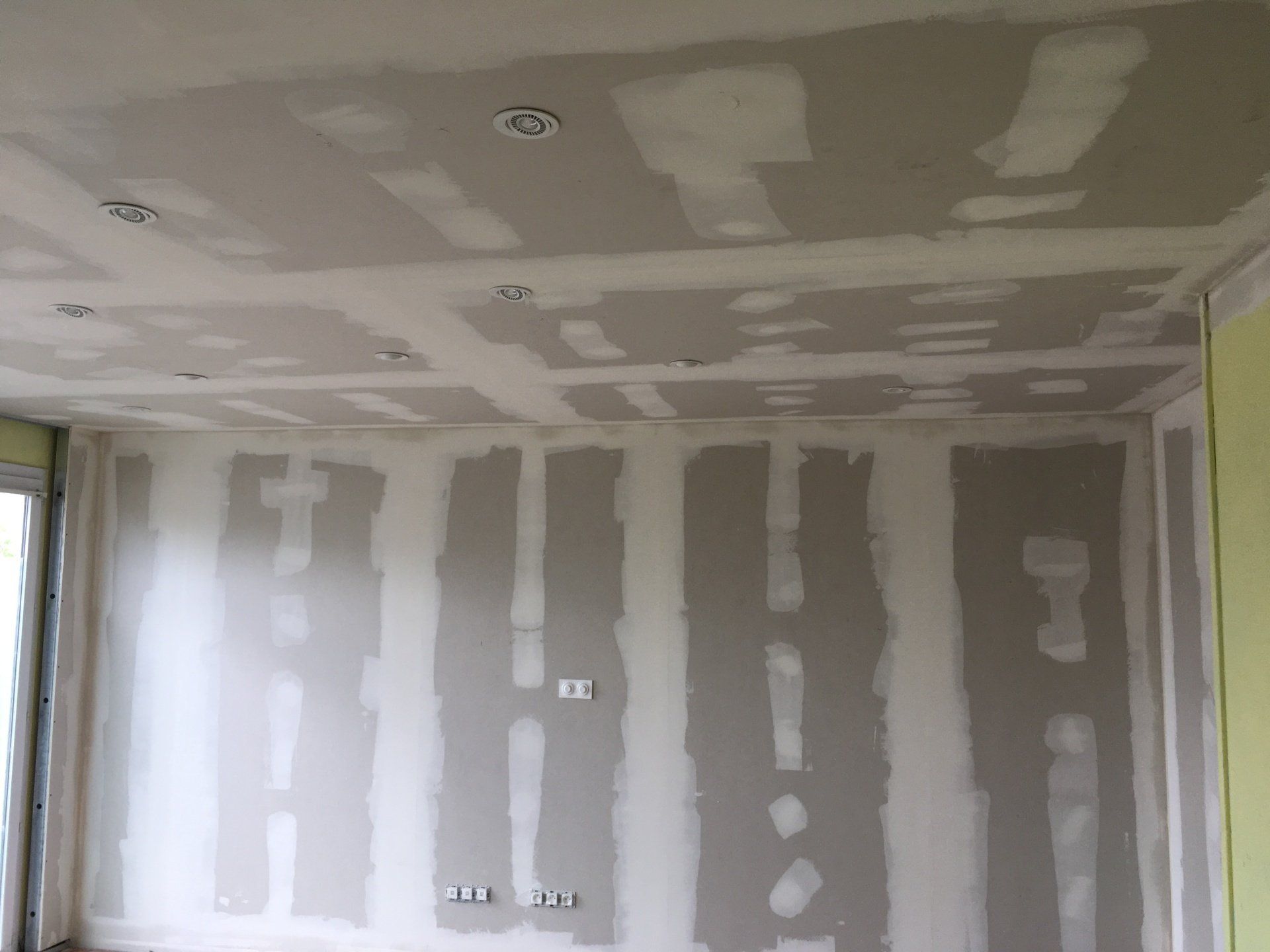 Pose de plaques de plâtre sur mur et plafond