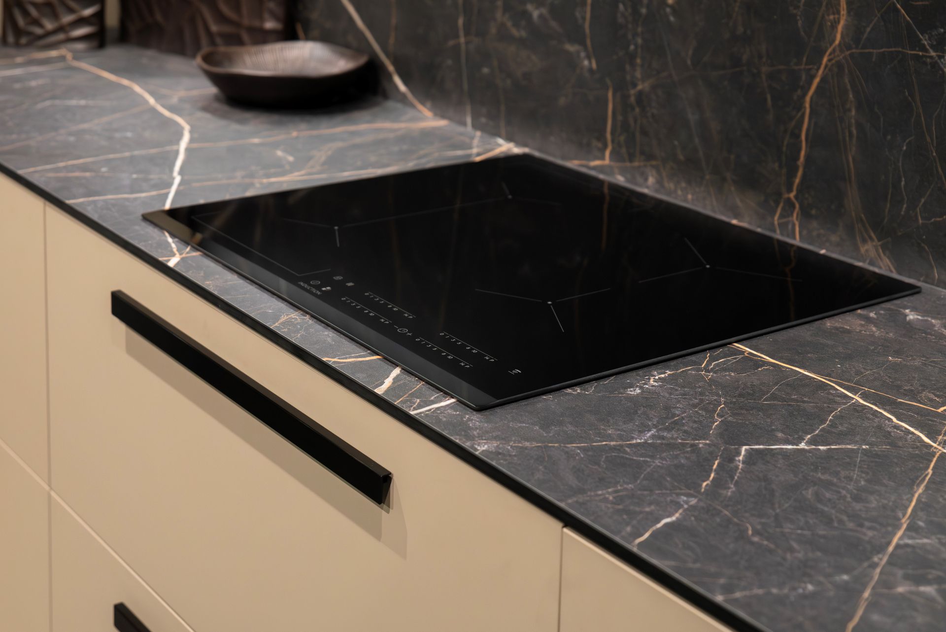 Une plaque de cuisson électrique