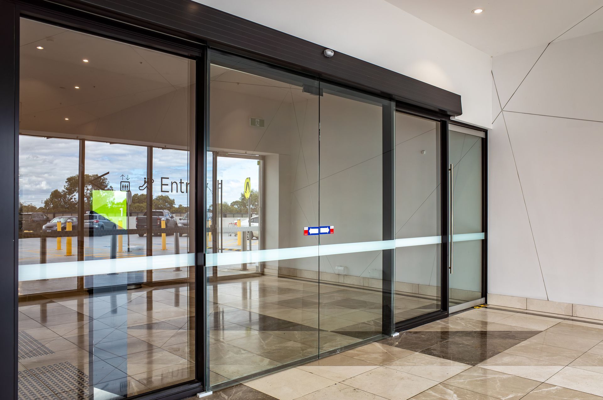 Une porte automatique noire