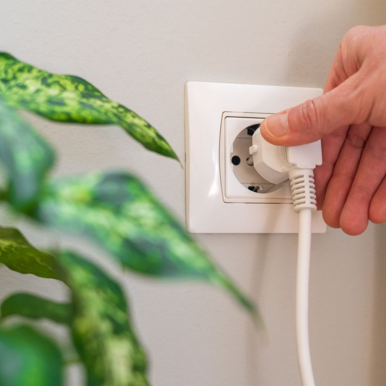 Une personne branche une multiprise