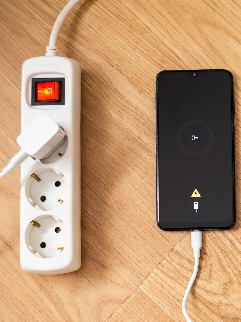 Une multiprise avec un téléphone