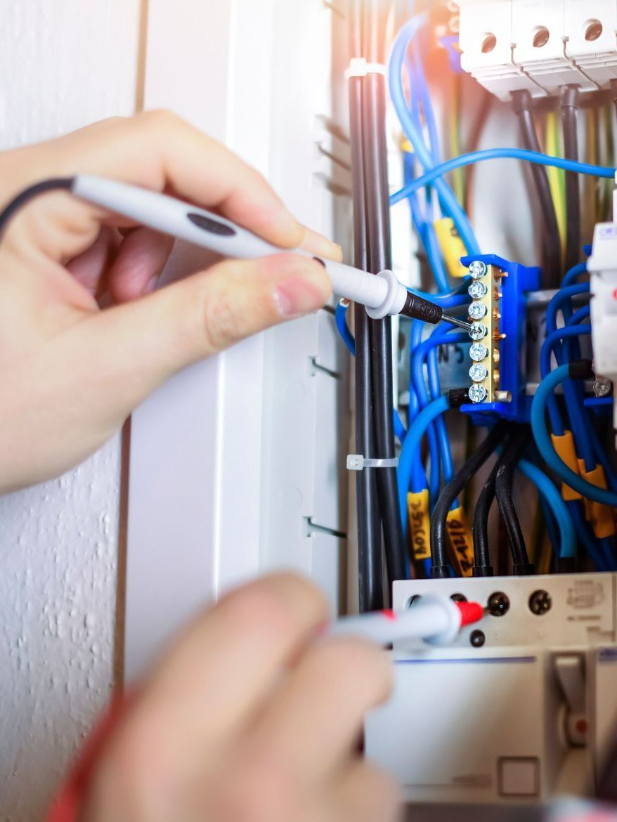 Un technicien intervient sur un tableau électrique