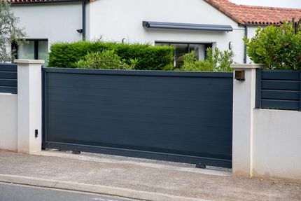 Un portail automatique gris anthracite